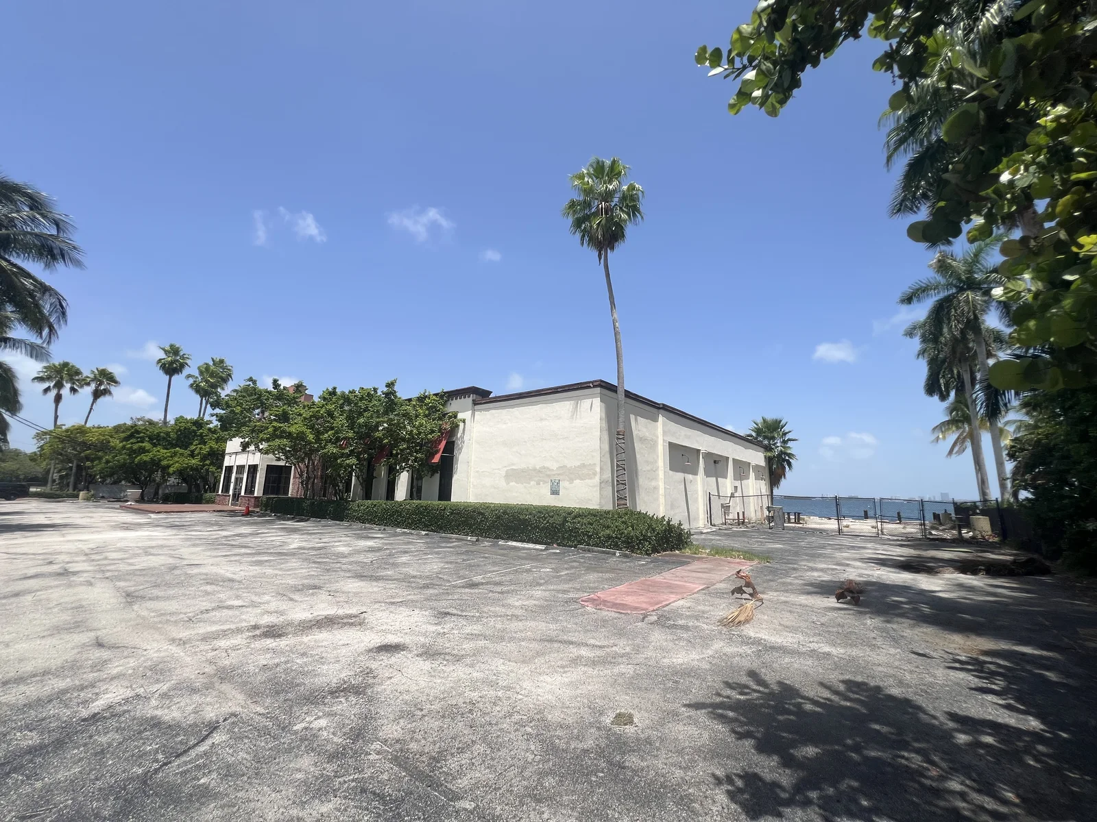 The closed restaurant across from Presidente, August 15, 2026